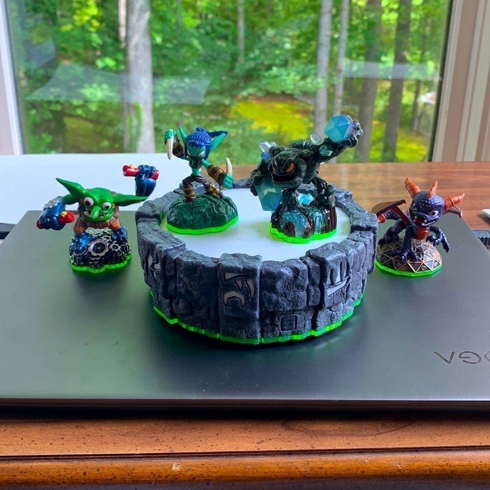 Activision Skylanders Wii Characters and Base Lot of 5 pieces